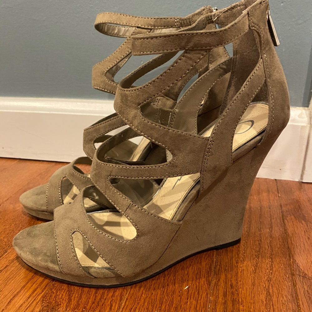 Woman’s wedge sandals - size 7
